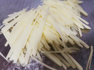 3、青椒炒土豆丝,再切丝