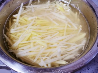 5、青椒炒土豆丝,将土豆丝泡一下