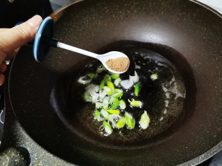 9、青椒炒土豆丝,加入五香粉