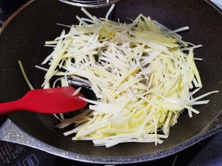 11、青椒炒土豆丝,倒入土豆丝
