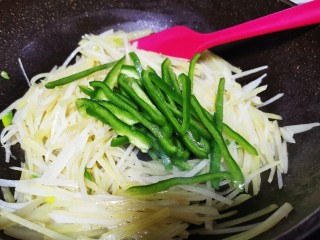13、青椒炒土豆丝,放入青椒