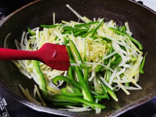 14、青椒炒土豆丝,快速翻炒均匀