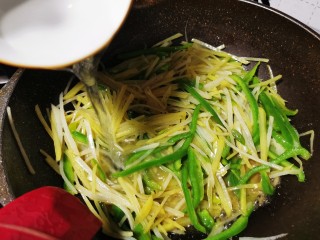 17、青椒炒土豆丝,加入少许水，以免糊锅