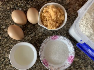 1、肉松蒸蛋糕,准备好所有食材，我用的鸡蛋个头比较小，如果个头大一点的话，两个就够。