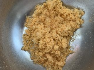 2、肉松蒸蛋糕,肉松用打蛋器打发两圈更蓬松