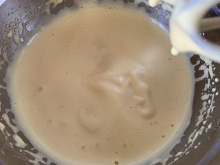 4、肉松蒸蛋糕,用电动打蛋器高速打发，直到低落鸡蛋糊不易消失。