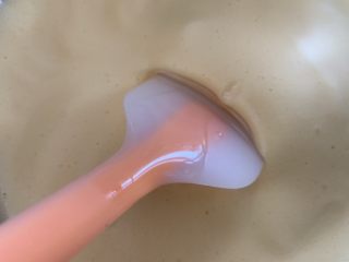 5、肉松蒸蛋糕,把油顺着刮刀倒入到鸡蛋糊内