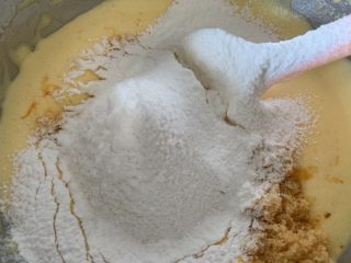 6、肉松蒸蛋糕,加肉松和过筛的低粉