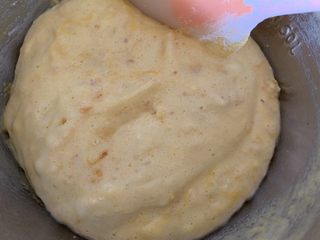 7、肉松蒸蛋糕,用刮刀翻拌切拌均匀。