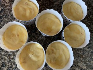 8、肉松蒸蛋糕,蛋糕糊转入到纸杯中。