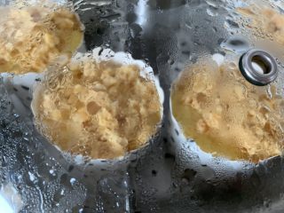 11、肉松蒸蛋糕,时间到后不要急着揭锅盖，焖5分钟之后再开。