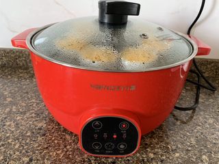 10、肉松蒸蛋糕,放入到万慕升降火锅中蒸25分钟，锅一定要提前预热，加热到水沸腾的状态。