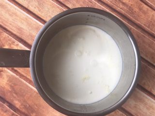 4、小熊慕斯蛋糕,放入用凉水软化好的吉利丁片拌匀晾至室温备用。