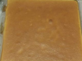 5、小熊慕斯蛋糕,提前烤出一个蛋糕胚。