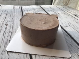 12、小熊慕斯蛋糕,取出后用电吹风或热毛巾使四周变热即可脱模。