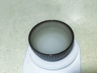 1、炸麻团,35g糖加入100g温水