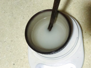 2、炸麻团,糖搅化成糖水