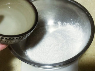 4、炸麻团,糖水加入糯米粉中