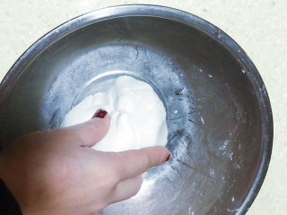 5、炸麻团,揉成面团，盖保鲜膜静置10分钟