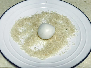 8、炸麻团,分成两15-20g一个的面团，将面团沾点水裹上芝麻（有水芝麻粘得）更紧