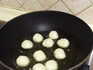 10、炸麻团,油热下锅，中小火，浮起反复按压（力不要太大，压扁鼓起又压）以便空心