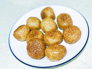 11、炸麻团,炸好出锅