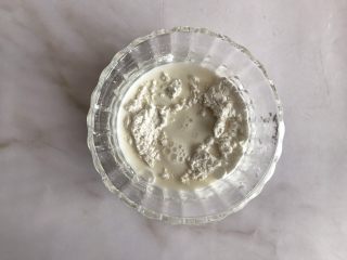 3、紫薯牛奶小方,玉米淀粉中加入50g纯牛奶搅拌均匀