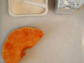 1、早餐+南瓜奶油浓汤,备好原料