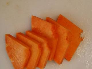 2、早餐+南瓜奶油浓汤,南瓜洗净，去皮去瓤，切薄块，蒸熟，锅上汽后大概蒸6分钟