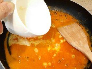 4、早餐+南瓜奶油浓汤,南瓜蓉倒入锅中，边煮边不停的搅动，煮开加入淡奶油，糖，搅拌均匀，关火