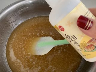 3、广式月饼????,搅拌均匀后加入枧水再次充分搅拌均匀