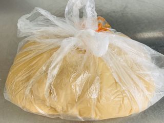 7、广式月饼????,放入保鲜袋中 室温醒面3小时