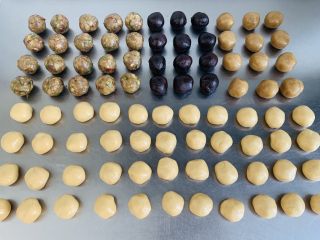 9、广式月饼????,将醒发好的面揉成25克大小的面球备用