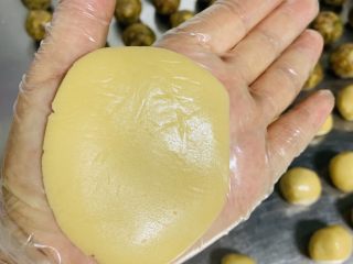 10、广式月饼????,取一面球 用双手掌压扁