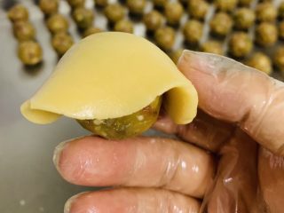 11、广式月饼????,面皮盖在馅料上 双手轻轻捏和