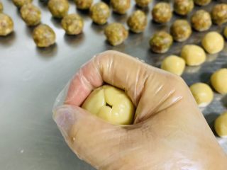 13、广式月饼????,利用虎口收拢