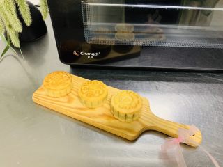 19、广式月饼????,刷好好蛋液 再次进入烤箱上下火200度烘烤5分钟左右 这次看月饼上色 烤到你满意的表皮颜色就可出炉 应各家烤箱不一祥 要根据自家烤箱来的烘烤