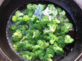 2、向阳花开,锅中烧开水将西兰花焯水但时间不要太久影响口感营养也会流失