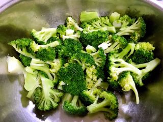 3、向阳花开,焯水后的西兰花立即放人冷水中过凉再沥干水份