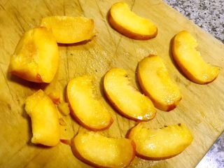 4、向阳花开,桃子洗净一半切开再切成片状备用