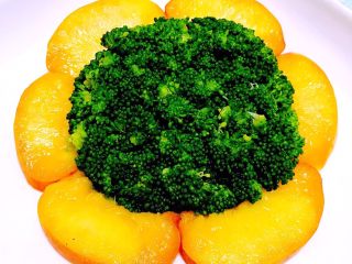 5、向阳花开,西兰花摆入盘中桃子片在外围摆上形成一朵漂亮的花朵