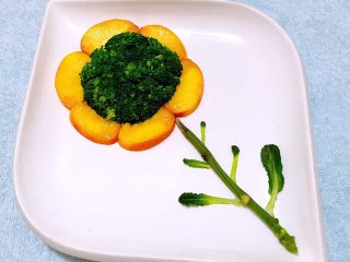 6、向阳花开,用花枝和西兰花叶子做成花的枝干