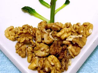 7、向阳花开,核桃摆在枝干下面寓意肥沃的土壤