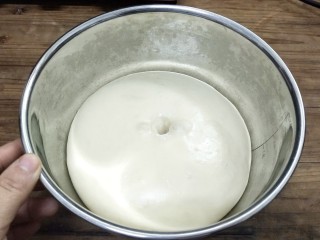 3、牛奶吐司,发酵至两倍大