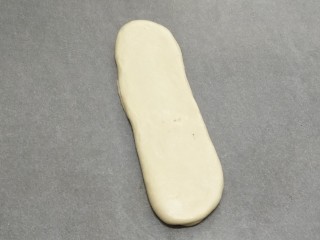 7、牛奶吐司,然后再把它擀成长条