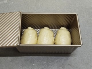 9、牛奶吐司,放入四百五十克的吐司盒里