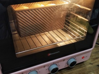 11、牛奶吐司,烤箱预热160°，中层上下温烤40分钟