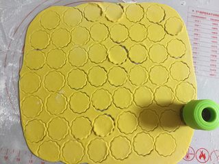 5、培根炒南瓜蝴蝶面（含蝴蝶面的做法）,然后用蝴蝶面的模具压出花边圆形。