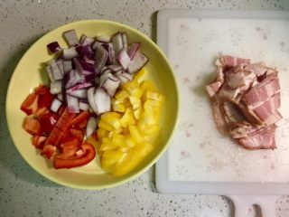 10、培根炒南瓜蝴蝶面（含蝴蝶面的做法）,把红椒、黄椒、洋葱分别洗净切丁，培根切成小块。