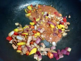 13、培根炒南瓜蝴蝶面（含蝴蝶面的做法）,培根炒熟后，放入适量意面酱